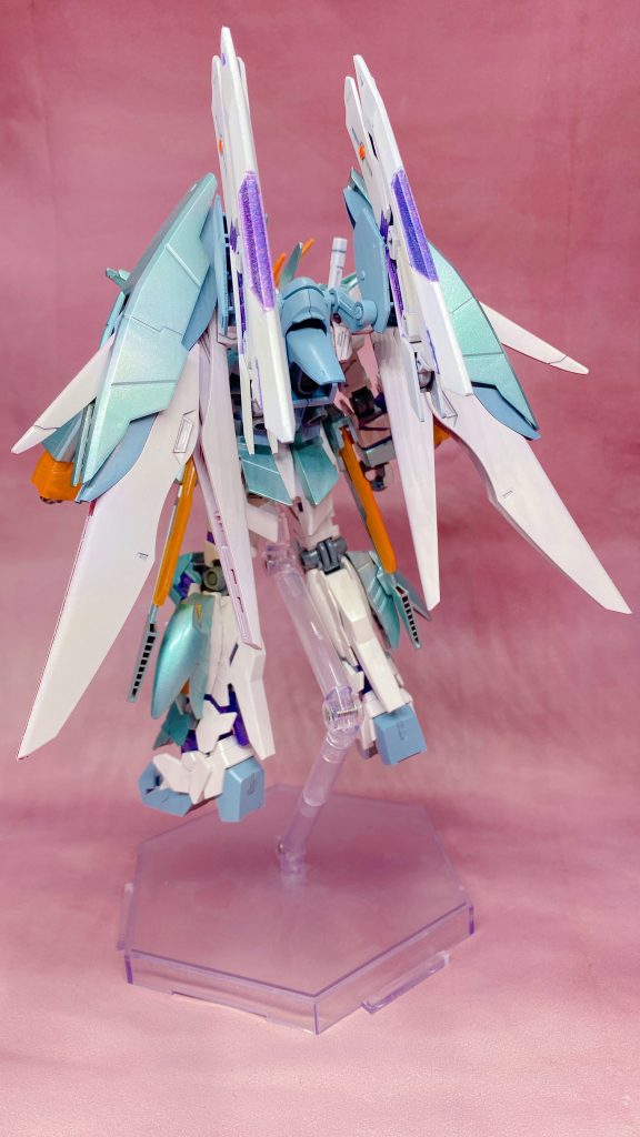 基本的にユニコーンペインティングモデルにジャンクパーツを切った貼ったしてるのみで形状変更したのは頭部マスクと腕部のみになります。ミキシングパーツは側頭部、フロントアーマー、ふくらはぎにHGガンダムマルコシアス。腕部、サイドアーマー、胸部オレンジにHGエクストリームガンダムtypeレオス。胴体はHGアメイジングストライクフリーダム。羽根はHGデスティニー。肩部、羽根にHGガンダムハルート。になります。名前のホルスは古代エジプトのハヤブサの神様から名付けました。塗装はホワイト→ガイアカラー ヘキサホワイトグレー→ガイアカラー ブルーグレーアンテナオレンジ→ガイアカラー 蛍光パールオレンジグリーン→Mr.カラー 常盤グリーンサイコフレーム部青紫→ガイアカラー 蛍光ブルー+蛍光レッド→青みが足りない気がして薄く蛍光ブルーを吹き付け各クリアパーツ→各々塗装後ガイアカラー プリズムメタリックホログラムカラーイメージはハヤブサ繋がりで新幹線のハヤブサカラー+エクストリームのクリアオレンジを生かしたかったためオレンジといえばメロン、メロンと言えば北海道という事でH5ハヤブサカラーをイメージして塗装しました。