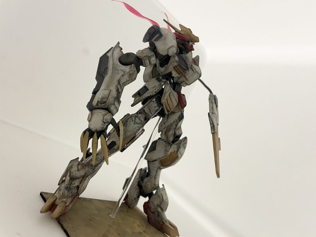 爪は尖らせてます。