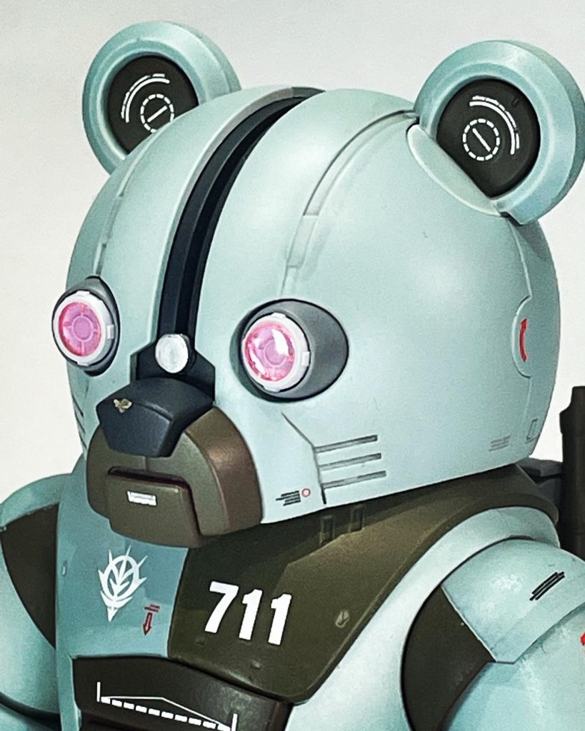 目のメガ粒子砲(という設定らしい)だけはどうしても玩具感が出てしまうのでビルダーパーツのサイレントレンズを使用しました。