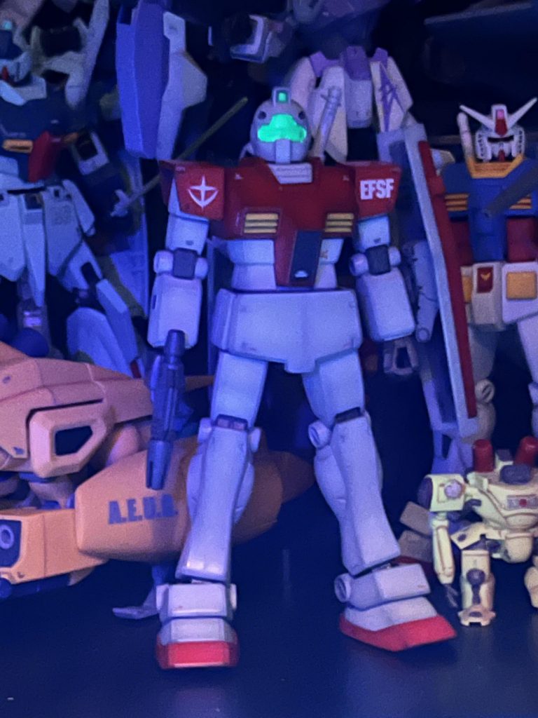 メインカメラやバイザーはエナメルの蛍光グリーンで塗装してるのでブラックライトで光ります。