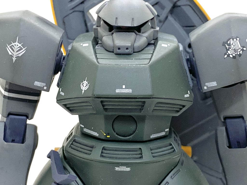 デカールはガンダムデカールのHGのシナンジュ用をメインに市販のコーションデカールを満遍なく貼り、カトキ風にしました。旧MGの量産型ゲルググには肩にジオン公国防衛部隊のマークがダンボ印刷してありカッコ良かったのでそれを左肩、スカート前部、シールドに貼りました。モノアイは定番のクリアー化で裏にラビーを貼っています。