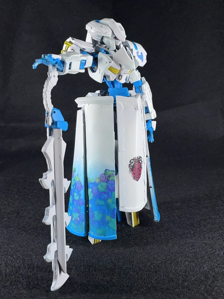 武装は、七枝刀のみであり、これも厳密に言えば武装ではなく通信機を補助するアンテナである。脚部を保護するスカートアーマーによって機動性、運動性が低下しており、直接戦闘に参加するのでは無く、あくまで司令塔としての運用を目的としている。しているが、初代エリオン卿は指揮をしながらプルーマを七枝刀(アンテナ)で殴りつけます。女性は怖いですね。