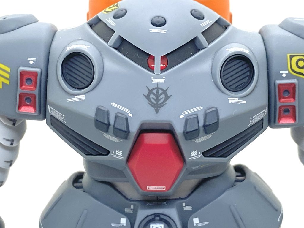 デカールはガンダムデカールの機動戦士ガンダム0080シリーズ汎用2とベルテクスのコーションデカールなどを満遍なく貼って、ジオノグラフィ―風を目指しました。モノアイは裏にラビーを貼っただけです。