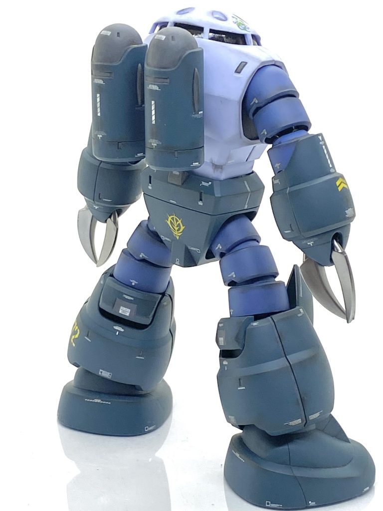 ジオノグラフィーのフィギュアですと腕と足の蛇腹状の箇所に前後二箇所のコーションデカールが貼ってあるので市販の似たようなデカールを使い真似しました。同じ柄なのですが枚数が多く、失敗したら予備があまりないので慎重に貼りましたが・・・何枚かは失敗し、在庫を見ながら貼りました。