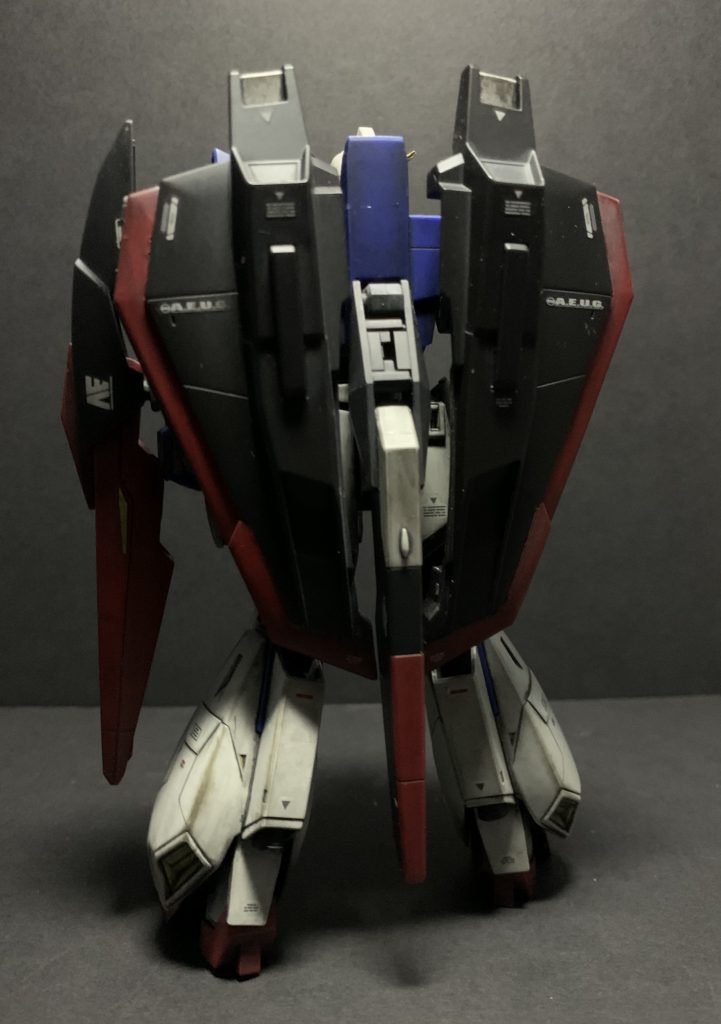 背中のデカールで赤くなる部分も塗装。缶スプレーだと、たかがこれだけでも消費量エグかったです…