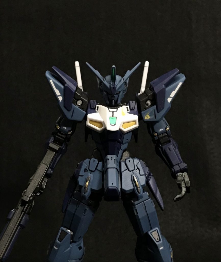 しかし今回、模型の制作よりも大変だったのは撮影でした。。全体的に暗いカラーリングなので背景は白にするのが良いと思っていたんですが、白の布がかなり汚れてしまっていたので黒の背景を使う事に・・。すると胸部装甲が白飛びしてしまう始末💦 上の画像のように光度を下げてやっとで少し立体感が掴める感じになったものの白以外がかなり暗くなってしまうので、、 もういっそのこと撮影ブースを購入しようと思います😉