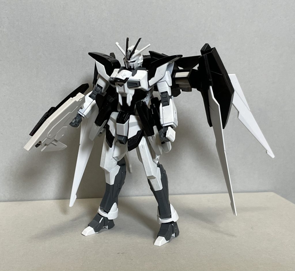 インパルスベースの本体に改造したライトニングバックウェポンを装備させました。色はシンプルに白と黒メイン。