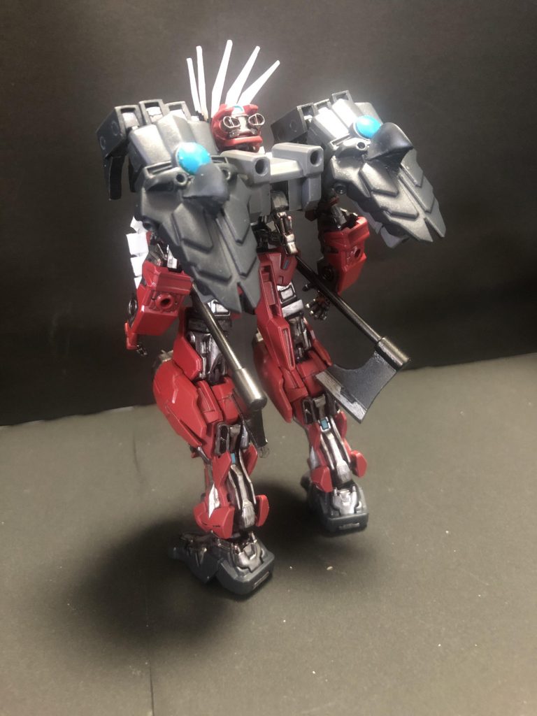 背面です。斧は腰にマウントできます。サブアーム部分はトーテムポールのイメージで鳥の顔を造形してます。