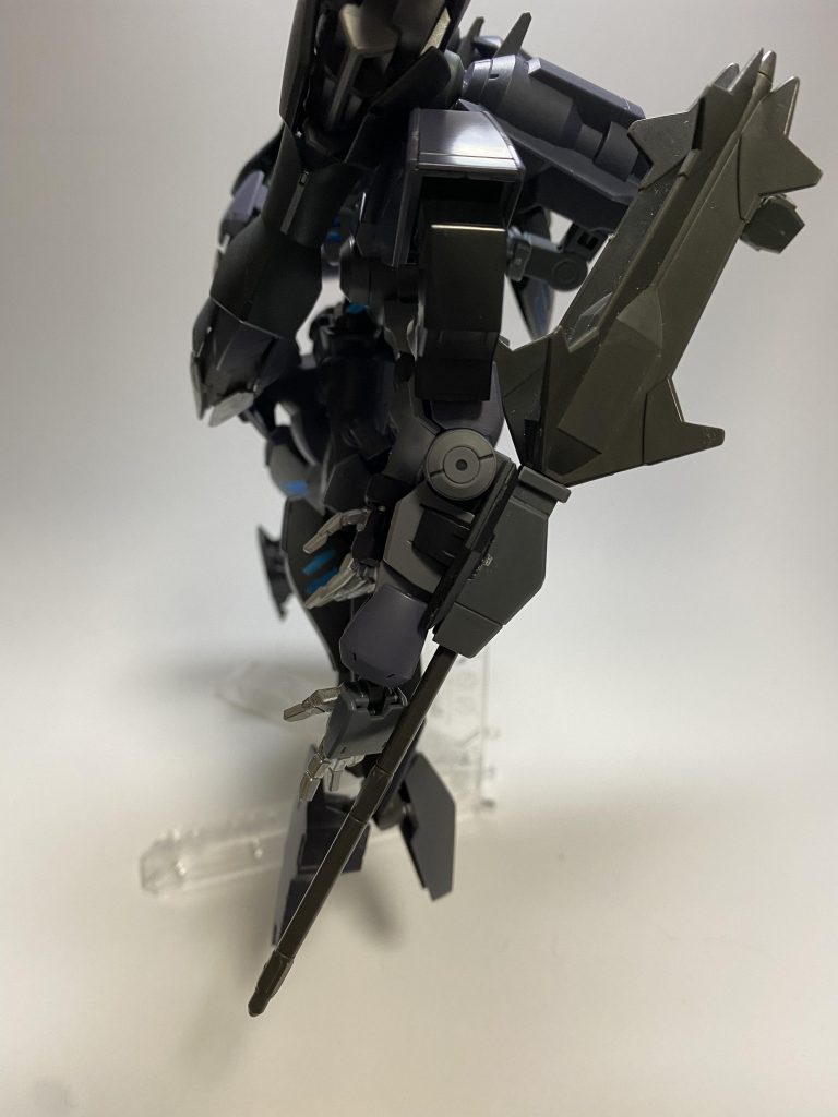 またサブアームにはウェポンマウント機能も備わっており、特異な機体である本機からわずかながらにも汎用性を感じさせられる。