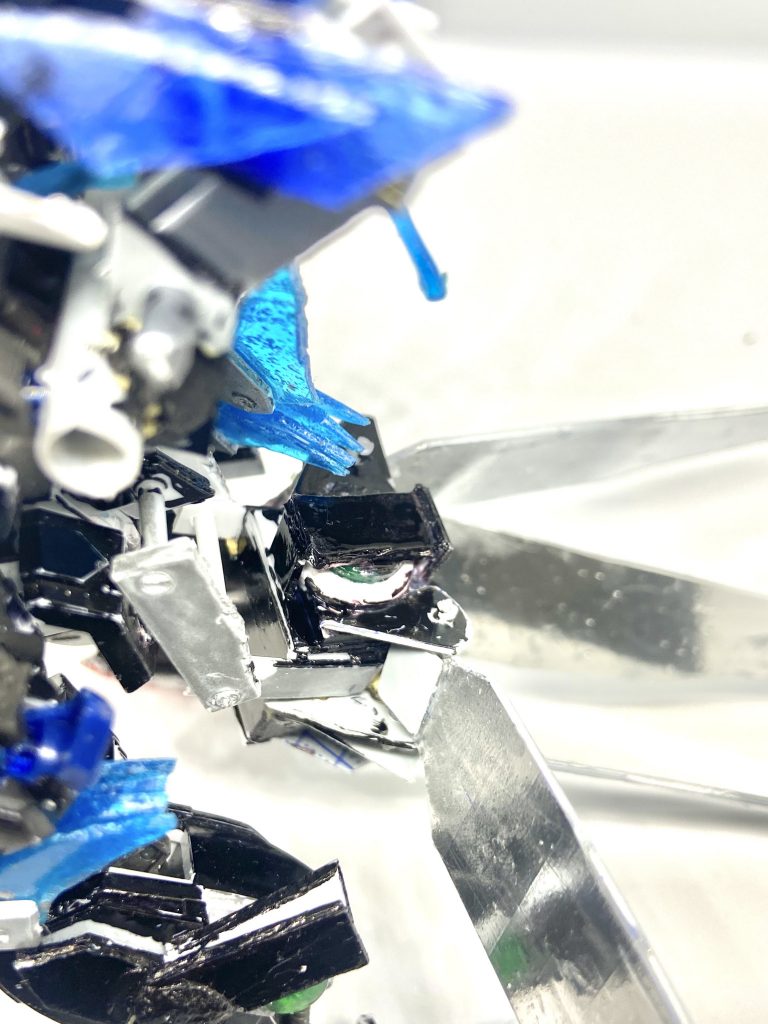 太陽炉の位置も機体腰部に変更されており形状も変化している、ジャンクパーツとプラ板でGNドライブは作成しました。