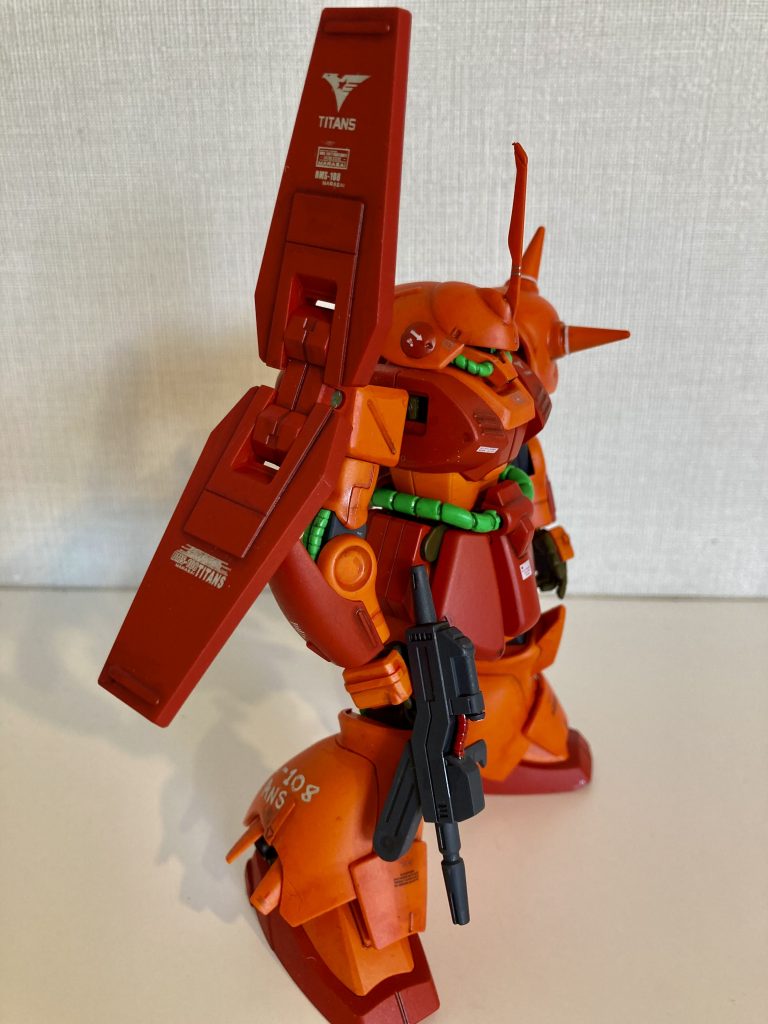 タミヤスプレーのフレッシュオレンジの上に、薄めたクリアーレッドを筆塗りしてムラ感と陰影を付けました。デカールを貼った上で艶消しトップコートを吹いています。