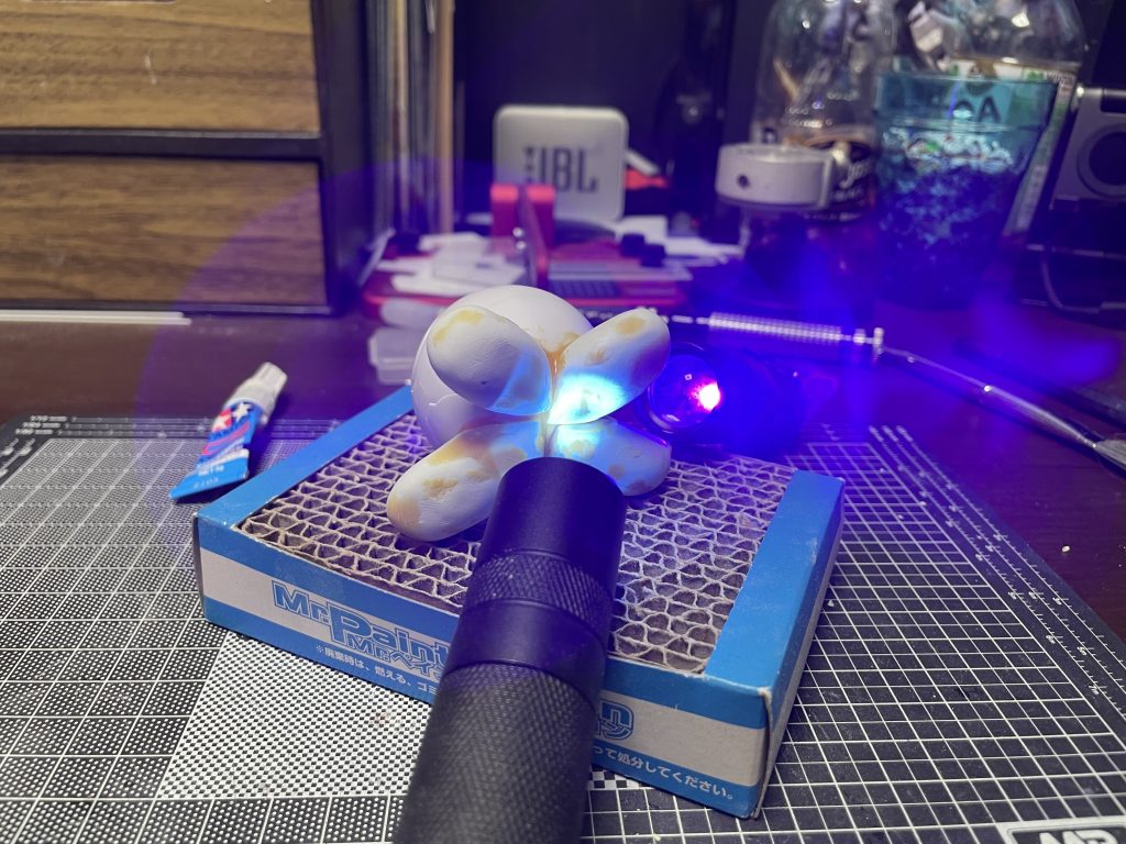 成形した足？手？を光硬化パテで隙間なくくっつけます。