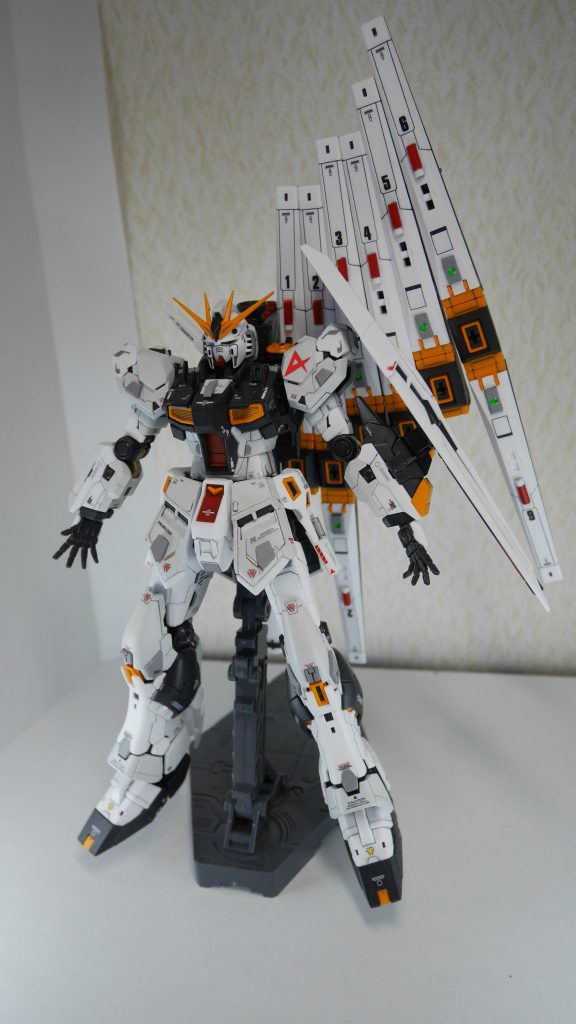 非常にパーツが小さく、かなり大変な作成で、予定していたディテールアップの大半を断念しましたが楽しく作れました。何よりνガンダムはカッコイイです^ ^RGνガンダムが名作キットと言われるのも納得です。MGも作りたいです♪