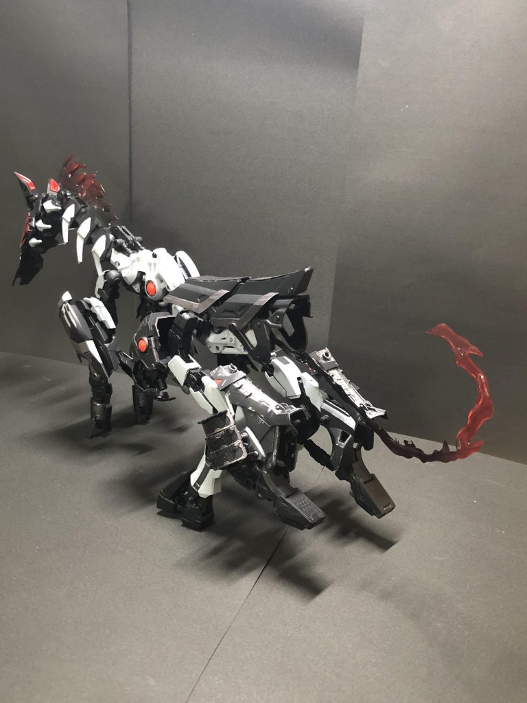 たてがみと尻尾は余剰エネルギーの塊という設定。なのでこの形態のみ出てきます、攻撃には使いません。後ろ足の先は足の甲をはずしたノワールの足です、蹄のように見えて良いと思います、これは閃きました、自信ありです!