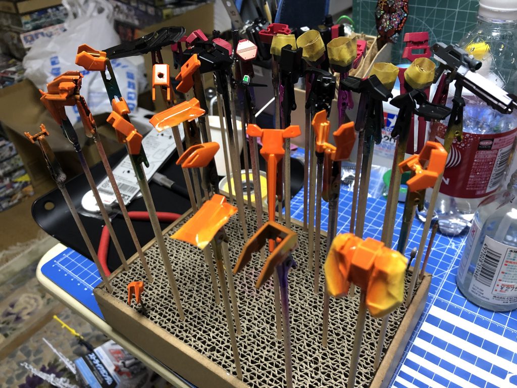 なんとか濡れましたが、厚塗りしすぎたりムラになったり…要練習ですね^_^;ガンダムマーカーエアブラシは簡易塗装だと思っていましたが、ある意味お手軽かつクオリティの高い塗装ができるものだと再認識しました。