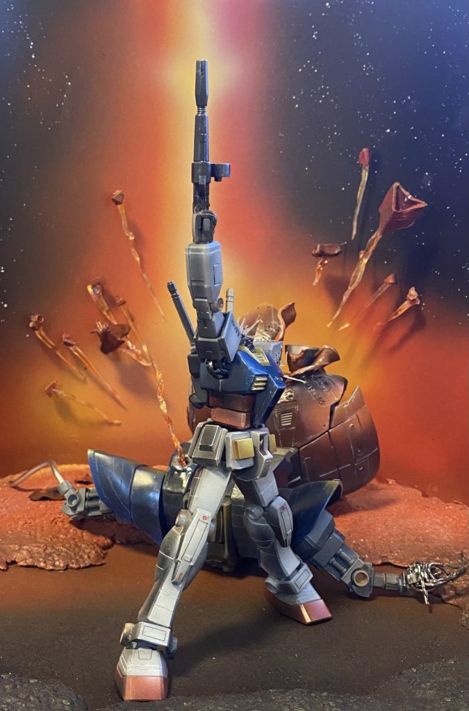 追記トップ画像では細部がわかりにくいので、こちらにアップします。こだわりポイントはポージングです。肩の位置、足の向き、胴体の捻り具合、ライフルの角度等、ポスターと何度も見比べ、それができるように可動域を調整しています。足はポージング後、瞬着固定してます。ジオングから飛び散る破片は、ジオングの台座と不要になったガンダムの左手を再利用しています。破片にゅろにゅろを付けたことによるメリットとデメリットが発生しており、ジオラマ的ないい感じと不要な影が写っています。これも2.5次元的な味わいだと気に入っています。もっと破片を前に出せばよかったのか！といい気づきになりました。最後まで長文を読んでいただき感謝致します。応援いいね！よろしくお願いします。