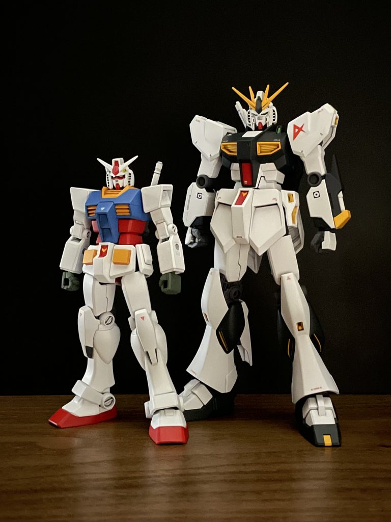 同じ1/144ですが、EG ガンダムと並べると大分大きく感じます。エントリーグレードはコスパも良いし、他のMSやファンネルとバズーカセットの発売も期待してしまいます。