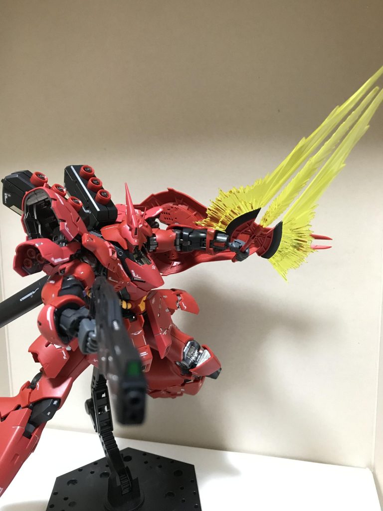 ビームトマホーク最大出力…的な横幅と長さがけっこうありますがサザビー自体が大きいので違和感なく、むしろこれが公式で良いんじゃないのかと思うくらい似合います