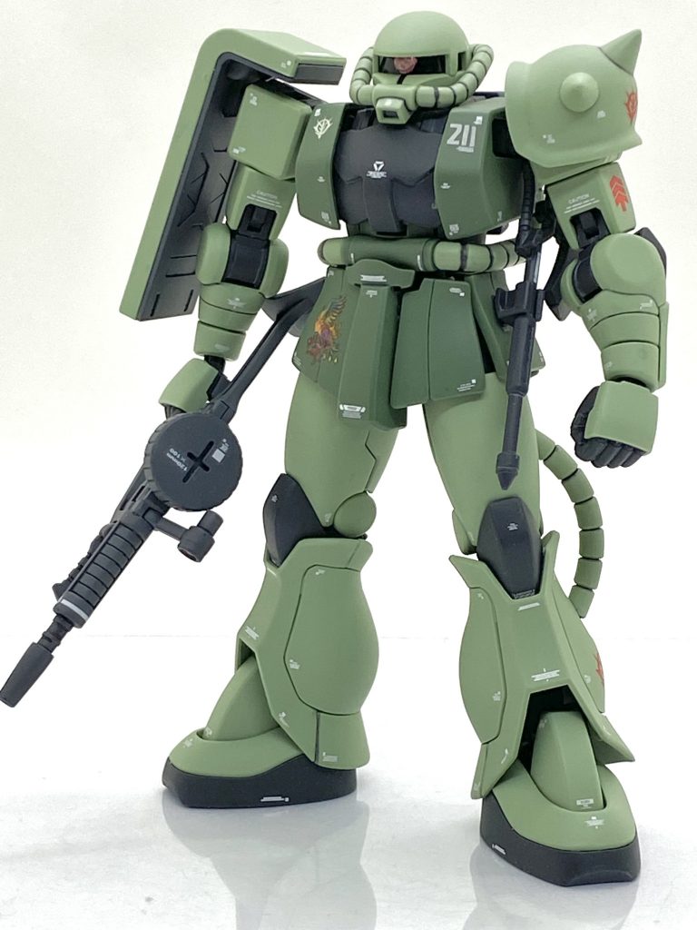 HGUC ザクIIを部分塗装+αで作ってみました。2021年12月現在でHGUCの最新キットであるこのザクⅡは2020年に出ましたシャア専用ザクIIのバリエーションキットですがバーニアの形状が違ったりと拘りのある造形になっています。以前に旧HGUCの量産型ザクをアップした事があり、こちらもアニメの設定画に忠実で中々の造形でしたが・・・ランドセルの簡略化だけが弱点でランドセルは旧ザクの方が遥かに良く作られてました。リニューアルではその弱点も消えて今風の細めの良い感じのプロポーションなので最新キットの素材の良さを活かしてオーソドックスなザクIIを作ってみます。