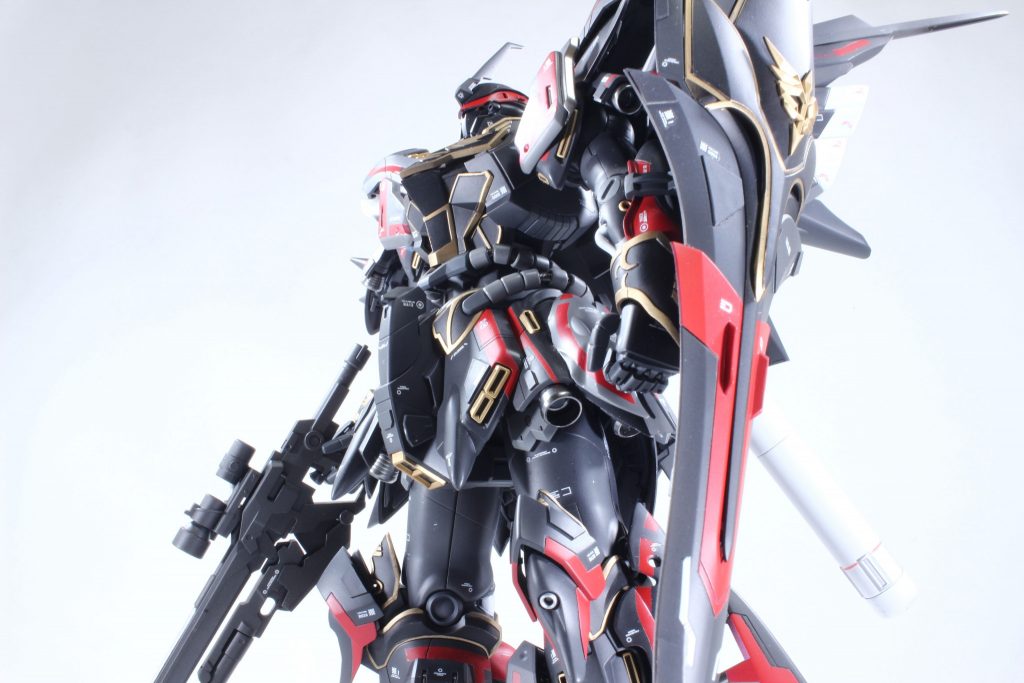 シールドのエンボスは削り落とし、エンブレムパーツを手で曲げて接着 立体感を演出 煽りのショットが非常に映える機体ですね(˶‾᷄ ⁻̫ ‾᷅˵)