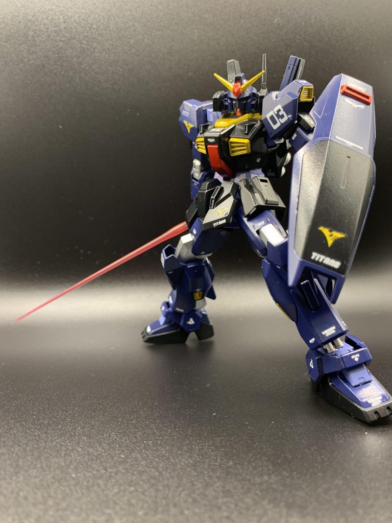 小学生の頃にリアタイで黒いガンダムが出て来た時は衝撃でしたね。当時、トランスフォーマーにどハマりしててデストロン大好きだったからティターンズカラーが一話で登場したのを観た時めっちゃカッコいいと思ったのに序盤ですぐに白く塗り直されちゃってショックでした。