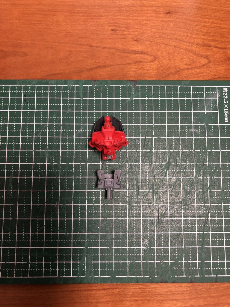 脇腹部分のシリンダーっぽい箇所をより綺麗にシルバーへ部分塗装するため、胴体をアト嵌め加工しました。