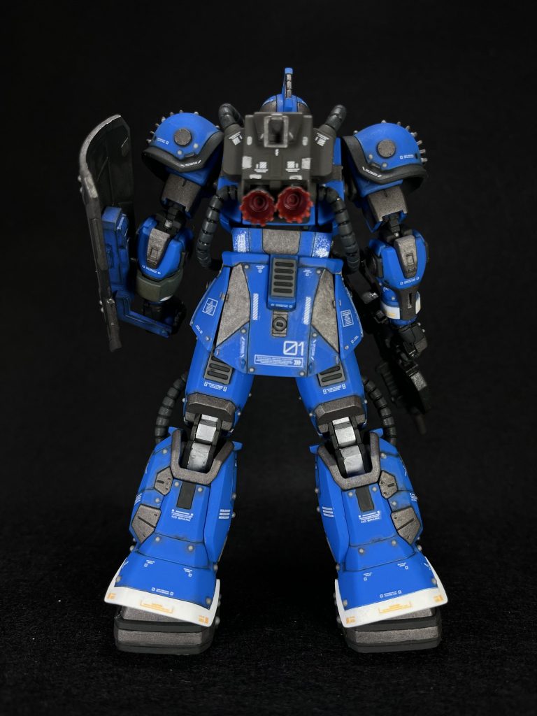 バックショットです。バーニアはコトブキヤに換装、ジオンMSあるあるの後ろのスカートの穴はウェーブの丸モールド(名前忘れました)みたいなのとコトブキヤの角モールドで埋めました。このウェーブの丸モールド、めちゃくちゃ使いやすいですね。もっと早く出会いたかった…