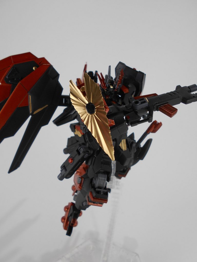 ビームシールド改、「リジューン」。ヘリオスの腕部武装を右肩に移植しています。原点の装備通りにビームシールドを発生でき、新たにバーニアを追加しています。「リジューン」はドイツ語で「幻想」のアナグラムです。