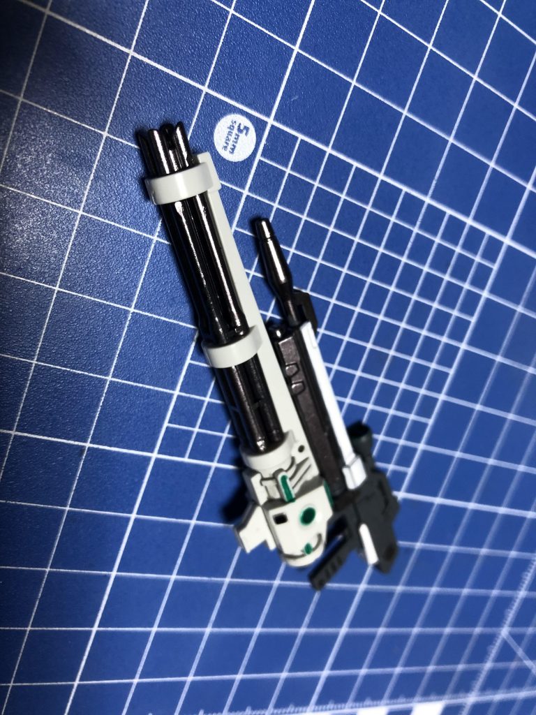 初挑戦その3。キット付属のライフルとガンバレルストライカーのガトリングを接着で合体。ガンバレルに装着もできますが、専用台座が使えなくなりました^_^;