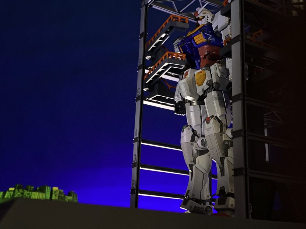 夜間は照明を受けたガンダム越しのみなとみらいが美しく印象的だったので、カスタマイズシーンベースに1mm角に切り分けたマスキングテープをペタペタと貼り付け、希釈した蓄光塗料を吹き付けて窓明かりを再現してみました。