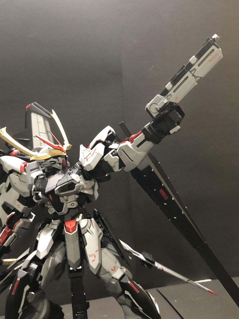 主に右腰に懸架したハンドガン。ビームライフルショーティを2個つなげて長くするという暴挙に出たシロモノ。緊急使用や牽制に使うと思われます。