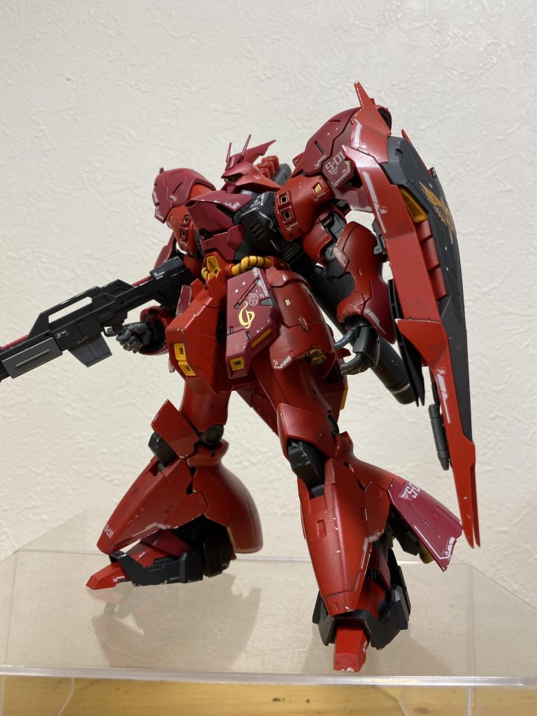 胸部と足部を一部ラバーブラックで塗装追加し、ほんのりザク感をイメージしてみました。その他はブリリアントレッドマイカ、シャアレッドの缶スプレー塗装です。