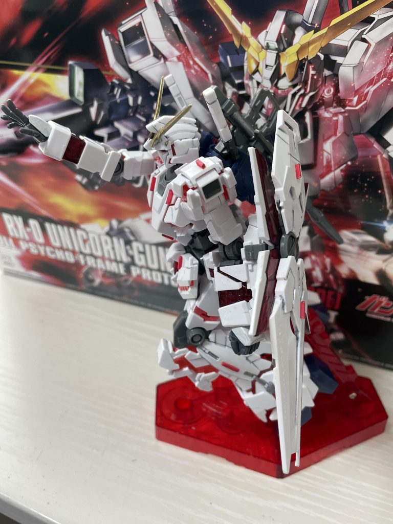 ユニコーンにはビームマグナムも良いけど、デストロイモードには未熟さや甘さを感じるポージングをさせたいという思いがあります。「待って、父さん…!」「ダメだ、マリーダさん!!」的な、追いかけたり止めようとしたり。そんな感情が伝わるポージングが好きです✨