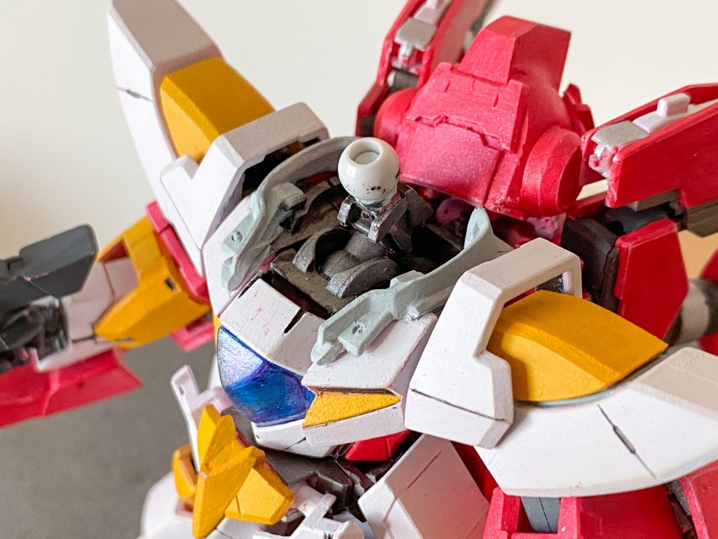 CSの肩関節を仕込むことで大きく傾かせることができてます。襟パーツは顔との隙間埋めとディテールが寂しいので、ジンクスから拝借。