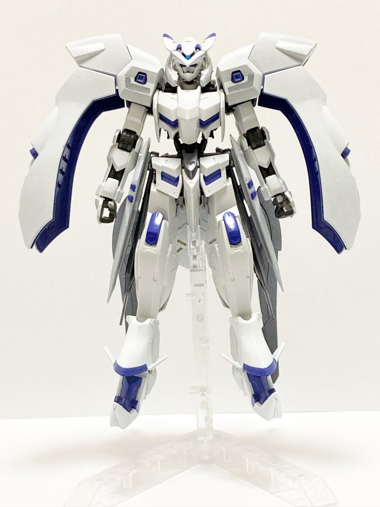 本機には、主翼(メインウィング)、尾翼(テイルウィング)、初列風切羽(プリマリーフェザー)、次列風切羽(セカンダリーフェザー)、三列風切羽(ターシャリフェザー)、鉤爪鋭刀(タロンブレード)と名付けられた翼や鉤爪をモチーフにした武装が備えられている。