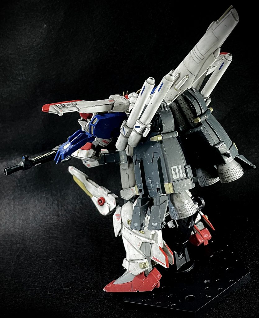 白パーツと内部フレームと元々赤のパーツは成形色ですが、それ以外は筆塗りしています。