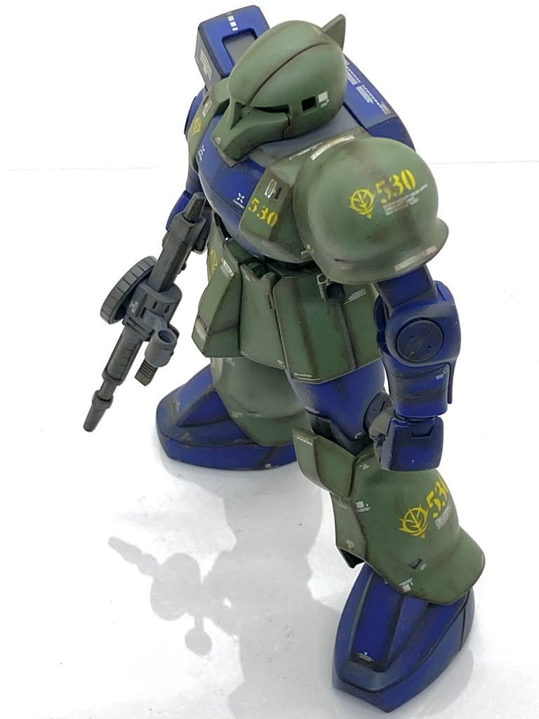 メタリック以外の部分は(クレオス)Mr.カラーGXスーパースムースクリアーを吹き付けて、今回もらいだ~Joe様のお気軽汚しを参考に(クレオス)水性ホビーカラー焼鉄色をスポンジを使ってチッピング、(クレオス)ガンダムマーカー リアルタッチマーカーブラウン1でエッジやへこみ部分に塗って神ペンでぼかし、(タミヤ)ウェザリングマスターでオイルとススを全体的に付けて、白化部分を誤魔化しました。