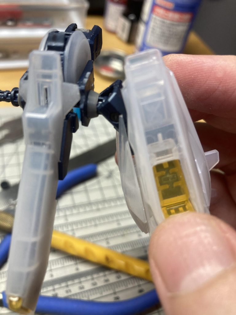 股関節が剥き出しだったので、WAVEのバーニアパーツを使って隠しました。