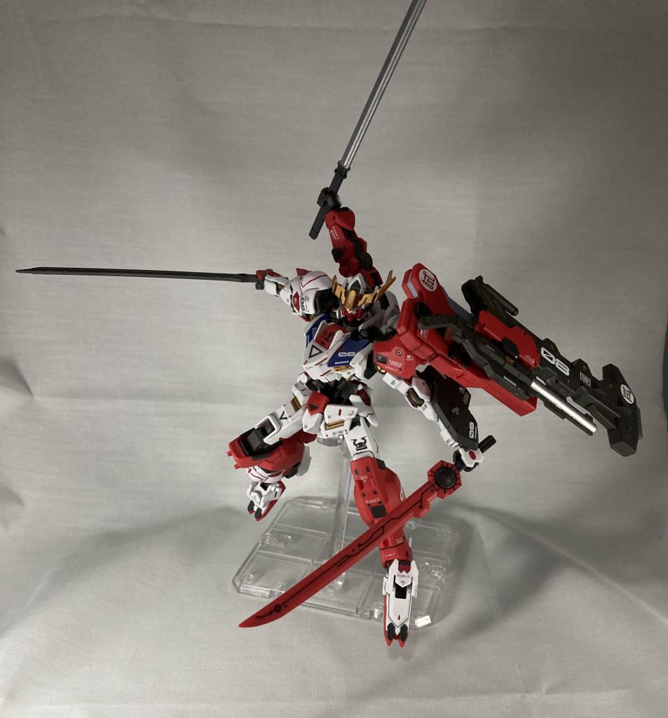 三刀流サブアームも合わせて三本の刀を使う超攻撃型のスタイル。左手とサブアームの刀は攻撃と防御、右手の刀がトドメの一撃