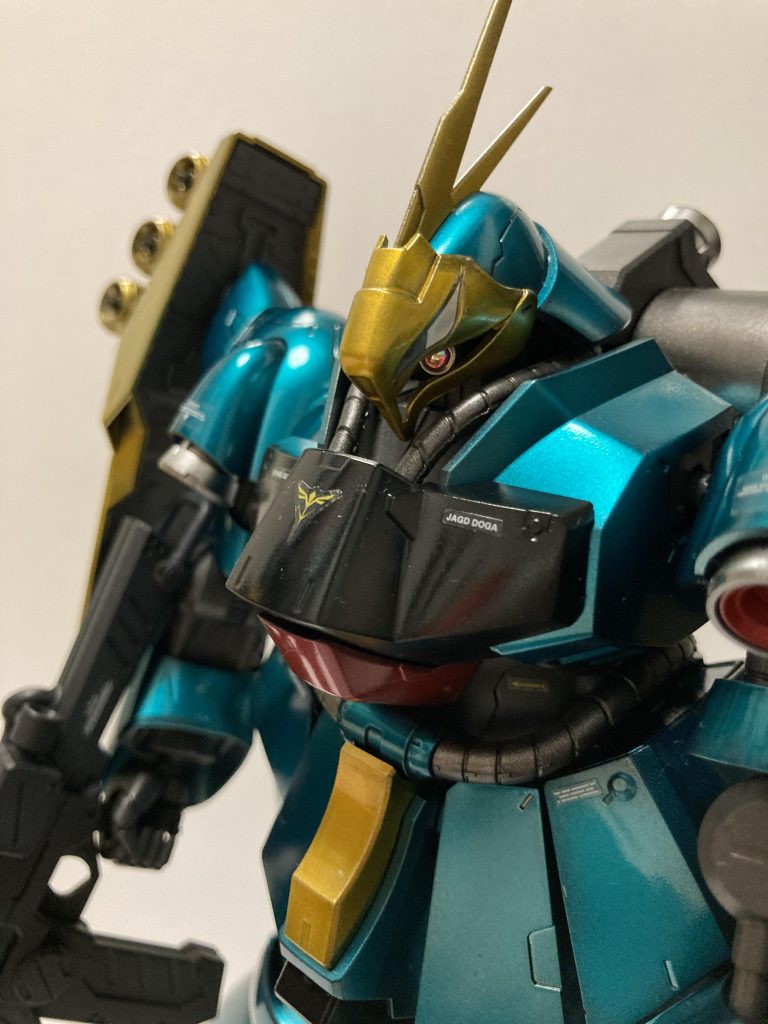 モノアイはSPプレート2の3mmと、VCドームにしています。目の部分はデカールを使用しました。