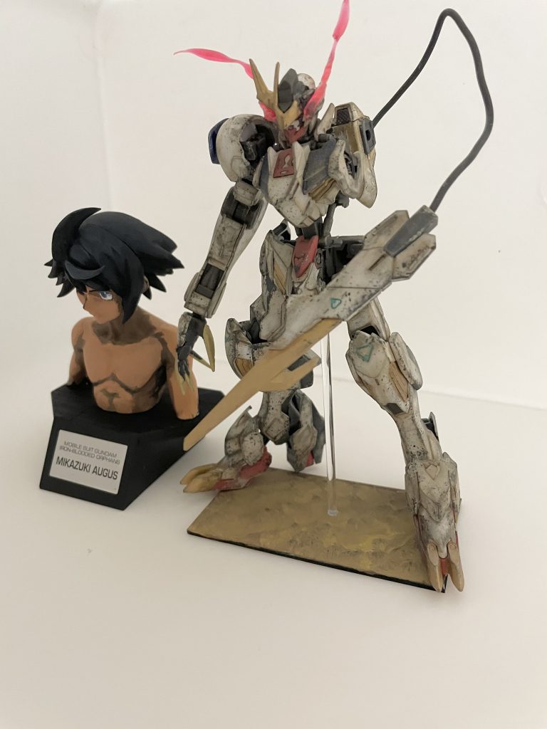 折れたアンテナの内側の表現にプラ板を貼ってます。