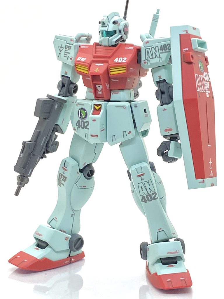 HGUC ジム改スタンダードカラーを作ってみました。ジム改はガンダムセンチネル0079に出てました後期生産型ジムに若干の変更をして0083スターダストメモリーに出した機体でほぼカトキジムと言っても良く、0080に出てきたジム系ともデザインの統合が取れていて大変魅力的な機体であります。多少、足が短めで肘の位置がおかしいみたいですがジム改が1/144でキット化されるだけでも嬉しくMGの時と同じく、すぐに買いぱち組みで眺めて悦に浸りました。プレバンで出ましたスタンダードカラーに至ってはボール改修型(ほぼセンチネル0079でカトキ氏がデザインしたボール)まで同梱されていてカトキハジメ氏を崇拝する自分は狂喜乱舞してしまいました(笑)。作る際にMGのジム改の説明書を見て、その設定を受け入れながらセンチネルにいそうなジム改を作る事を目指します。