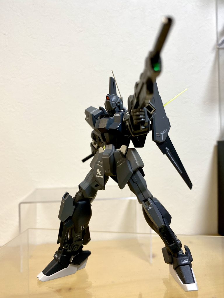 カラバリなので、武器などはそのままですが、左手にライフルを持たせるだけで雰囲気変わりますね。