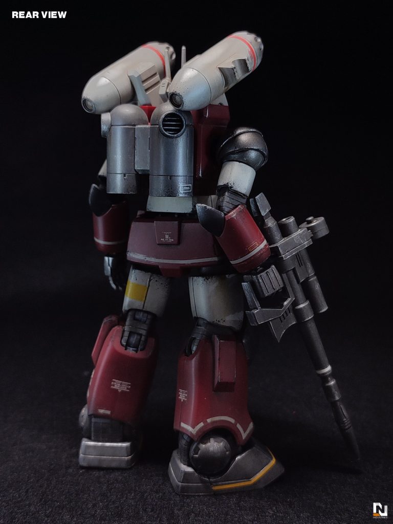 バックショット。折角の頂き物かつステキな成型色なので極力活かしたいと思い今回の製作方法を思いつきました。実は部分塗装仕上げというものをほぼやったことがなく(大昔に無塗装簡単フィニッシュなら経験あり)、今回の一番の難敵は「ゲート跡」でした^^;400〜1000番まで磨いた後、流し込み接着剤を塗ってまた研磨、という感じで極力目立たないよう処理しています。