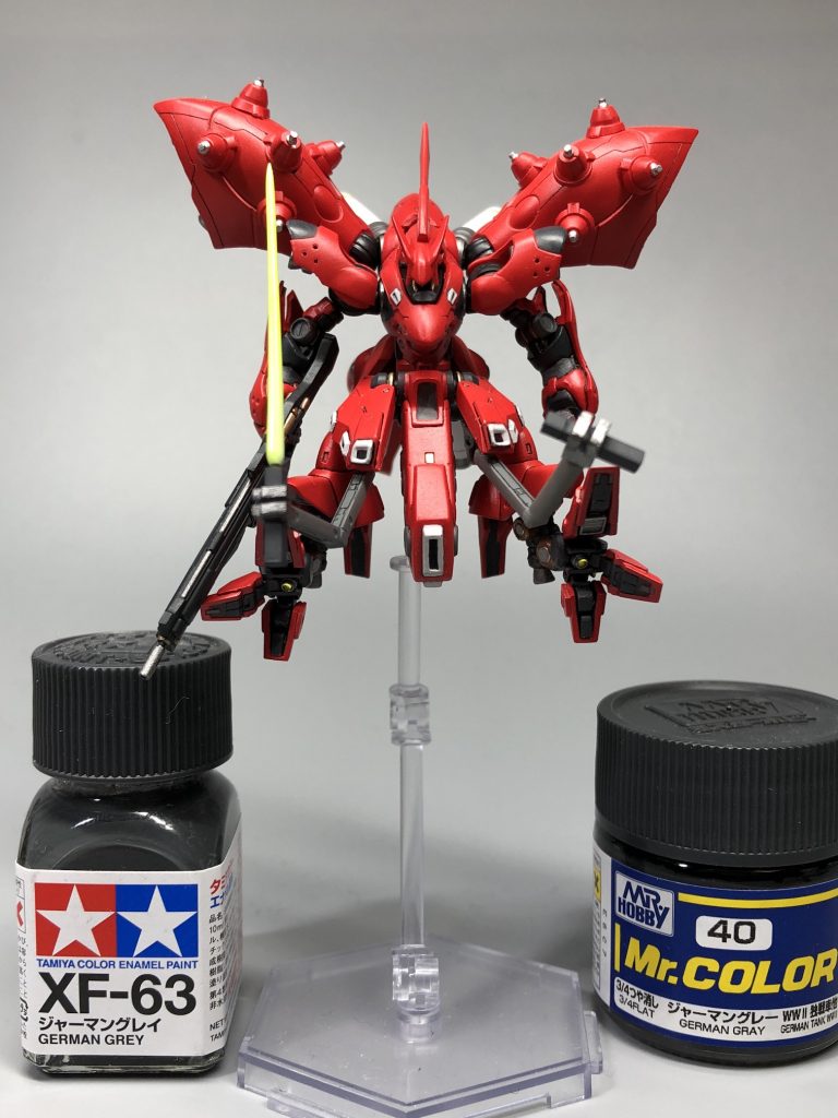 アーティファクト恒例の?塗料と一緒に撮影。タミヤエナメルのジャーマングレーの方がクレオスより少し薄いんですね。想定外でしたがグレーのトーンが増えてよかったかも