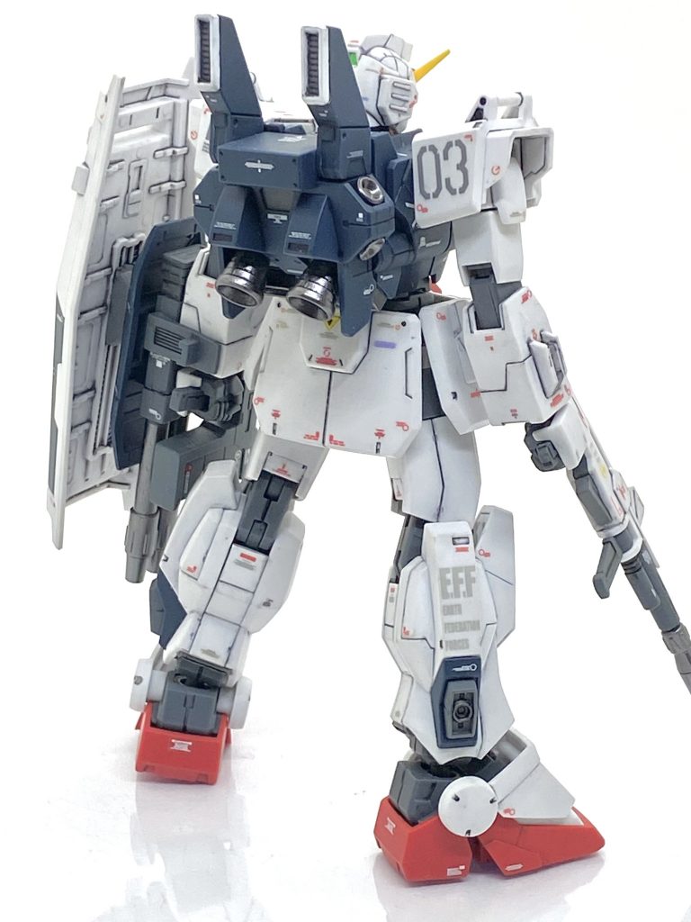 最初にブルーディスティニー3号機を作った時はストックしていたデカールも多くない上にマークセッターを使わなかったからシルバリングしてる箇所も多く、シルバリング修正するついでに更に30枚程デカールを追加で貼り情報量増やしました。カトキっぽくはないかもしれませんが赤色のデカールのおかげで試作機の雰囲気が出たと思いました。