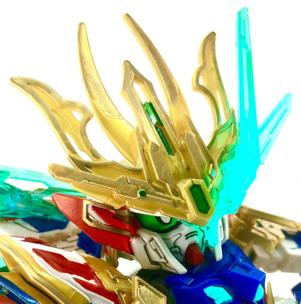 アップで見るとモールドの段付きがなだらかな肩の赤部分などはどうしてもムラが出ちゃいますね^_^;マーカー個体差でインクの出が良過ぎたりすると、垂れた分ムラになったりするので、その具合を見極められるともう少しクオリティを上げれそうな気はします。とは言え、今回はとにかく塗装カロリーが高めだったので、自分としては現状のベストは出せたのではないかと思います^_^b