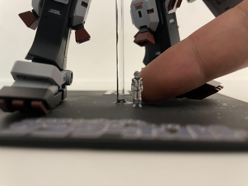 フィギュアはアクリルガッシュで塗装しました。キツいです。