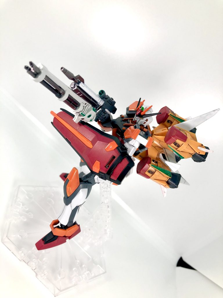 体を大きく使って構えるのがいわゆる「SEEDポーズ」で、背面に装着される武装も大きく展開する物が多いですが、今回は「小振りでコンパクトに戦う」をコンセプトとしたので、脇を締めた堅実なポージングで撮影しました。