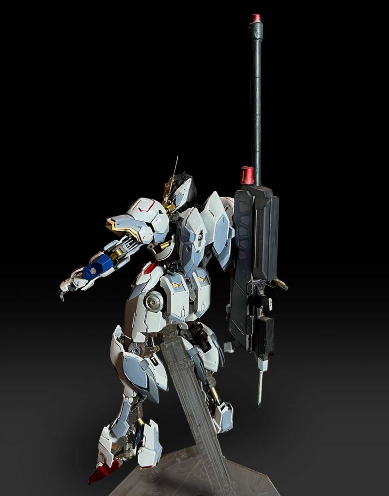 背面基本方針としてデカールは見た目がゴチャるのを好まないので貼りません。今思えばアクセント的に鉄華団マークを肩に入れてもよかったんですけどね。